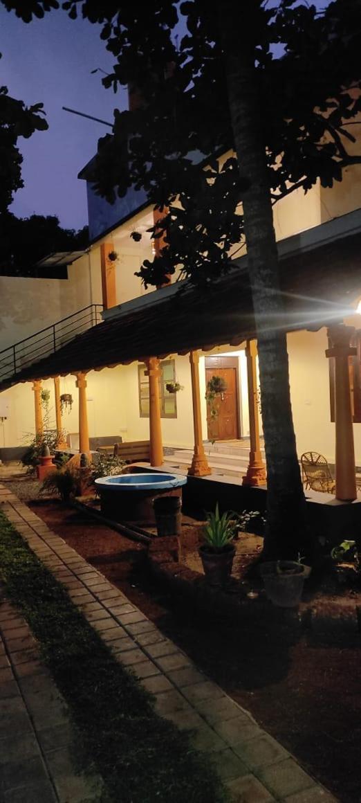 מלון Alappuzha Vedha Ayurvedic Panchakarma Treatment Centre מראה חיצוני תמונה